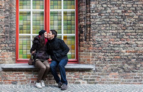 Couple Kissing On The Street Del Colaborador De Stocksy Mosuno