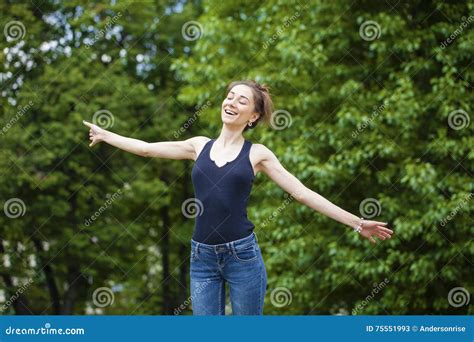 retrato del primer de una sonrisa feliz de la mujer joven imagen de archivo imagen de muchacha