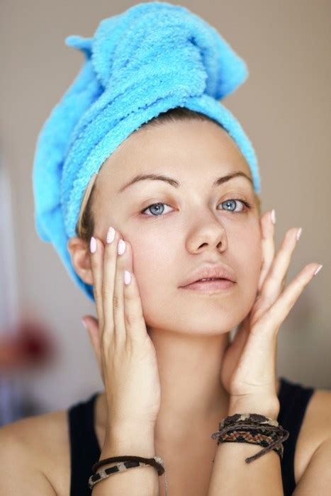 6 Everyday Habits That Lead To Clogged Pores
