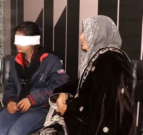 پہلی بار دنیا دیکھوں گی ۔۔ آنکھوں سے پٹی کھلنے کے بعد 14 سالہ نابینا لڑکی نے جب پہلی بار ماں کو