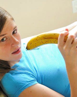 Geiles M Dchen Fistet Ihre Muschi Und Bananenmasturbation Porno Bilder