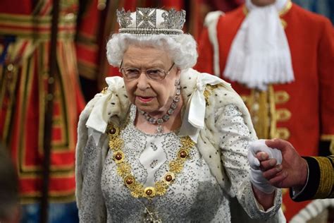 La Reina Isabel Ii Rompe El Protocolo En La Apertura Del Parlamento