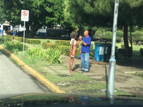 Mujer Con Problemas Mentales Camina Desnuda Por Las Calles De San Juan