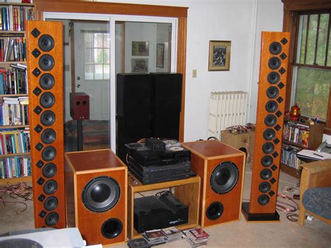 If you've been to a biggish gig or a festival in recent years, you've had the pleasure of hearing line arrays of loudspeakers in action. DIY 2009 New England Pictures