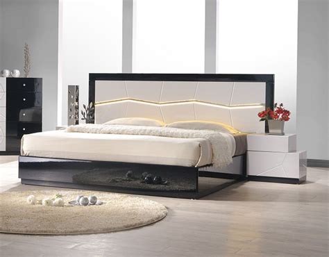 24 item(s) sort by page: Lacquered Refined Quality Platform and Headboard Bed ...