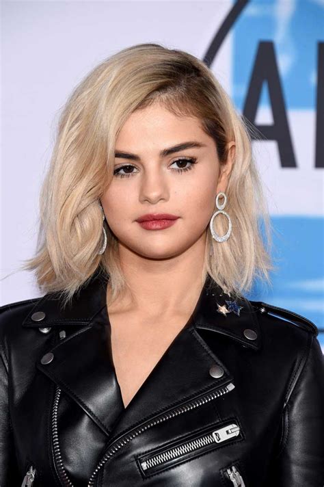 Selena gomez debuted a brand new look as she took to the red carpet at the american music awards, showing off a short, blonde bob. Selena Gomez blonde - Stars : les préférez-vous blondes ou ...