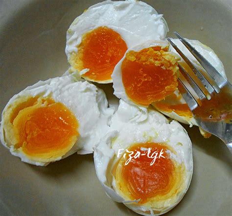 Video step by step cara buat telur masin sendiri guna telur ayam paling jimat. SOTONG GORENG TELUR MASIN | Fiza's Cooking