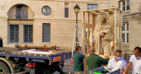 Une Statue De Voltaire Déboulonnée à Paris La Mairie Dément Le Huffpost