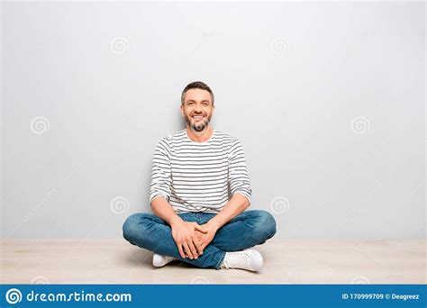 Feliz Hombre Sentado En El Suelo Con Las Piernas Cruzadas Imagen De