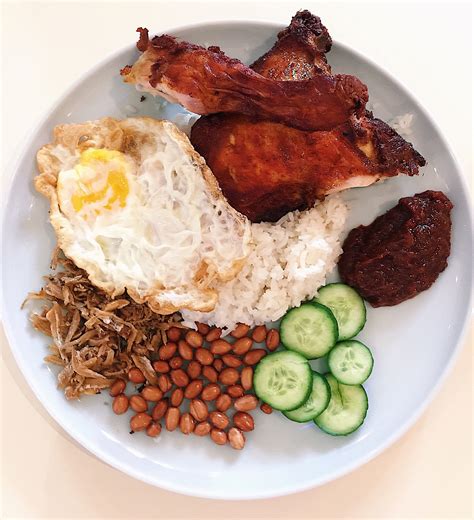 Cili kering di potong2 dan dibuang biji. Nasi Lemak Ayam Goreng Berempah by Gladys Tan | Burpple