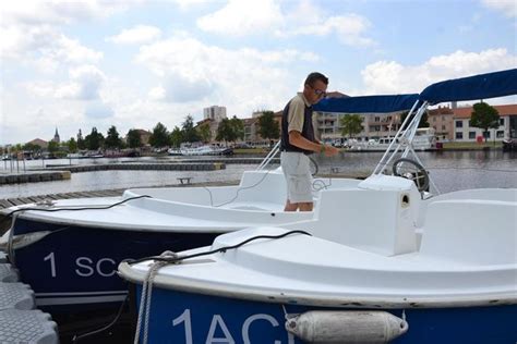 Un Service De Location De Bateaux électriques Est Proposé Au Port De