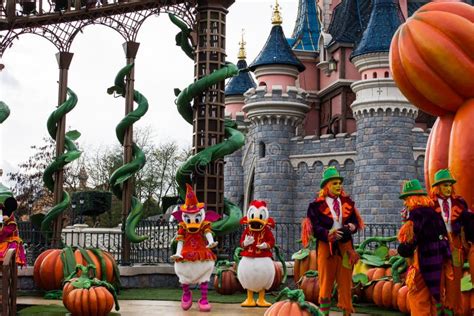 De Eend En Daisy Van Donald Tijdens Halloween Vieringen In Disneyland