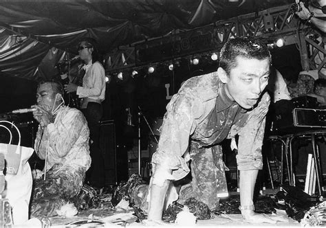 写真は1981年に新宿loftで行われた非常階段のライブの模様。ステージでメンバーが放尿し、会場内を生魚、ミミズ、ゴカイ、布団、納豆などが
