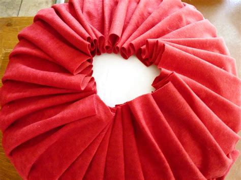 Four Square Walls Tutorial How To Make A Round Pintuck Pillow