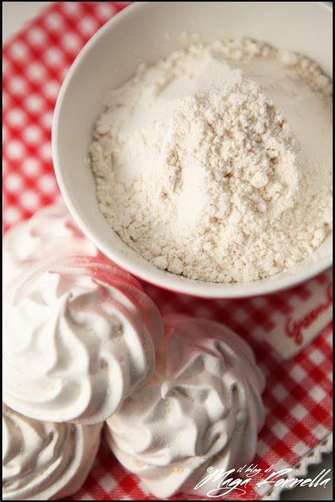 La moringa (moringa oleifera) e' una pianta ricchissima di vitamine e sali minerali, dal sapore spiccato che ricorda il rafano. Il blog di MagaFornella: Polvere di Meringa (Meringue Powder)