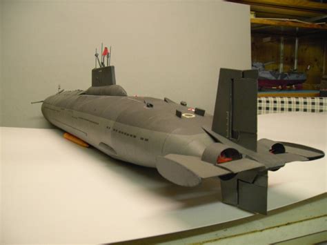 A small, collectible model in the shape of a sentry bot. U-Boot der Typhon-Klasse UDSSR in 1:200