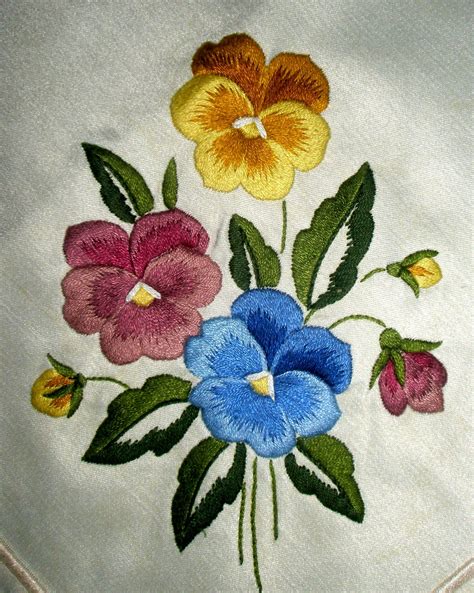Pin By Telci Dreyer On Nadelmalerei Blumen Floral Embroidery Patterns