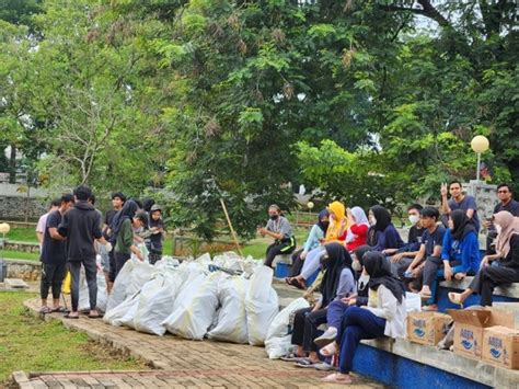 Dukung UNDIP Sebagai Green Campus Aksi Bersih Sungai Dan Pantai