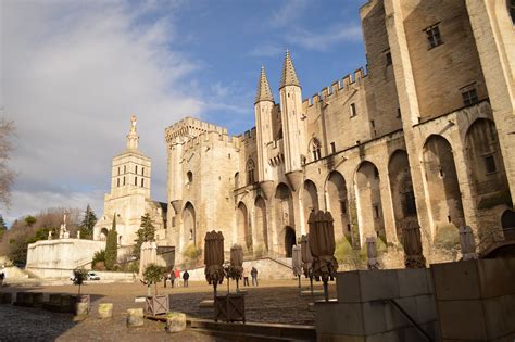 Vous serez séduit par l'ambiance et l'esprit que dégage ce lieu au cœur d'avignon, en plein centre historique de la ville. Avignon, Castle, France, Architecture, architecture ...