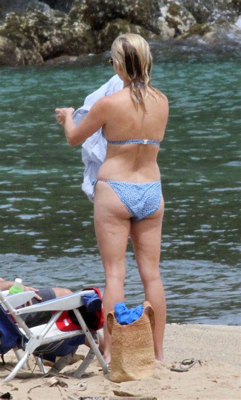 Reese Witherspoon On The Beach On Hawaii August 14 Reese Witherspoon