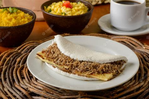 Carnes De Sol Tapioca E Requeijão Com Ovos E Cuscuz Café Da Manhã Típico Do Nordeste