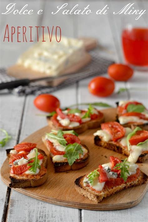 I pomodorini confit sono pomodorini caramellati in forno a bassa temperatura, realizzati con zucchero, olio e origano. Crostini con pomodorini e gorgonzola | Ricette, Pomodorini ...