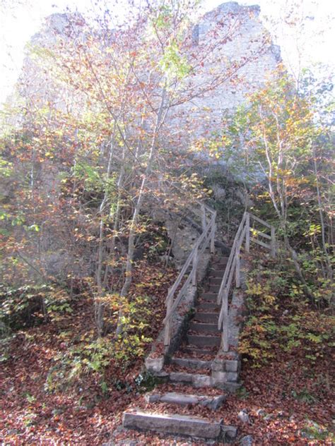One of the gates to the derelict rusenschloss castle near blaubeuren. Tageswanderung zur Ruine Rusenschloss und zum Blautopf