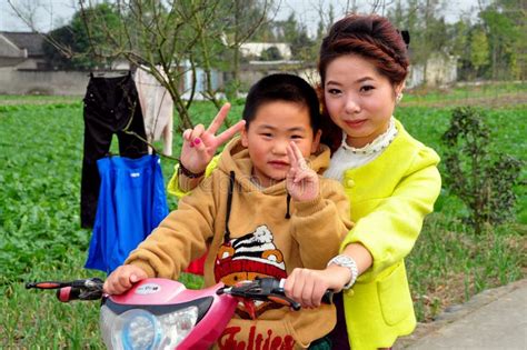 Pengzhou China Madre E Hijo En La Moto Fotografía Editorial Imagen