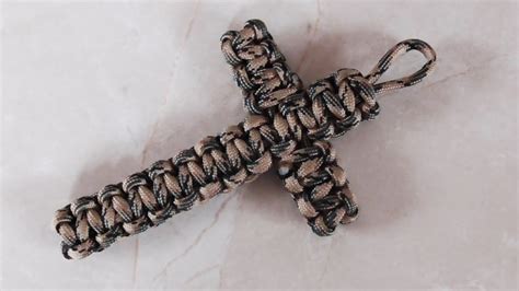 Learn how to tie and wrap the cord to make these 50 different styles of paracord bracelet projects, all complete with instructions and step. Ways To Braid Paracord. Paracord Weaves: 8 Steps