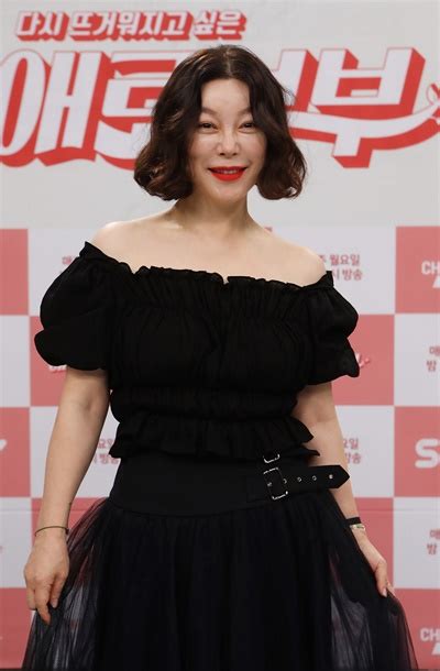 최화정 (崔化精, 1961년 2월 10일 ~ )은 대한민국 의 배우, 방송인 이다. 오마이포토 '애로부부' 최화정, 우아함 포레버 - 오마이스타