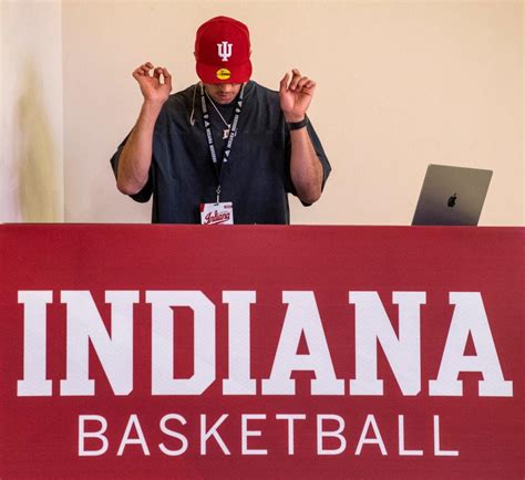 Vibe Curation Indy Based Dj Iman Tucker Juices Up Iu S Assembly Hall Gameday Atmosphere