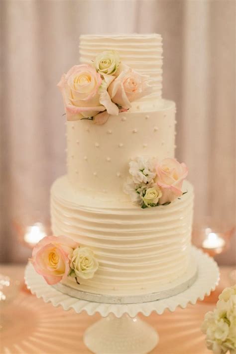 A close up of the vanilla cake with fresh roses. 45 Fantastic, Elegant, Chic Wedding Cakes Design ...