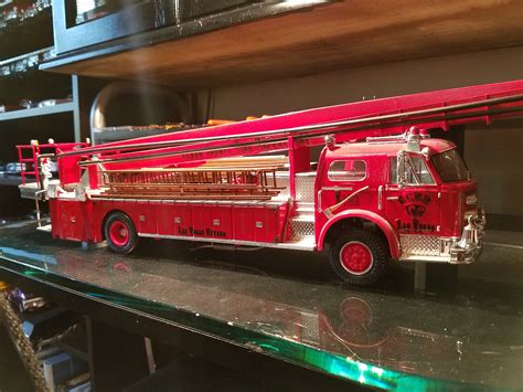 American Lafrance Ladder Chief Firetruck Plastic Model Truck Vehicle