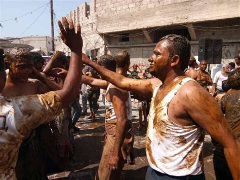 عناقيد الكرامة بالإجابة على أسئلة نساء أهل تهامة أضيف بتاريخ: "زفة الحناء" في الأعراس التهامية... تراث يأبى الإندثار ...