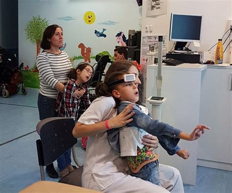 Es posible que los lactantes y los niños pequeños con lesiones cerebrales no tengan la capacidad de indicar que tienen dolores de. El uso terapéutico de videojuegos puede mejorar el ...