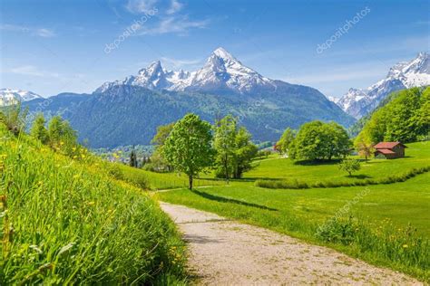 Paisajes Idílicos En Los Alpes Con Senderos Y Prados Verdes 2022