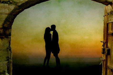 Kissing Silhouette Photography