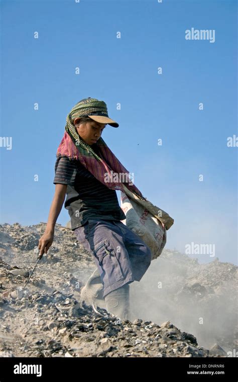 Young Child Laborer Girl Carrying Hi Res Stock Photography And Images