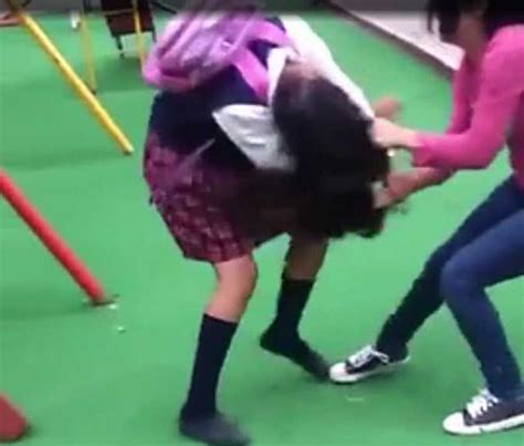 Distressing Content Horrifying Moment Bully Attack Schoolgirl With Knuckleduster World News