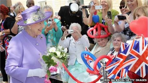 Diamond Jubilee Tour Queen Visits Hertfordshire Bbc News