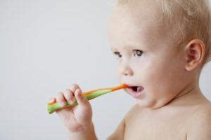 Meistens brechen zuerst die unteren. Ab wann Baby Zähne putzen? - Zahngesundheit fängt schon ...
