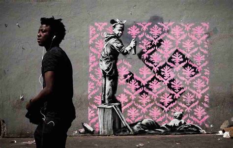 Chi è Banksy Il mito dello street artist di Bristol