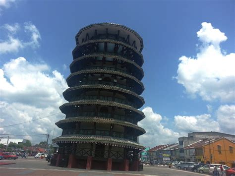 The tower is slanted leftward, similar to the tower of pisa. jalanjalan: Leaning Tower of Teluk Intan, Perak