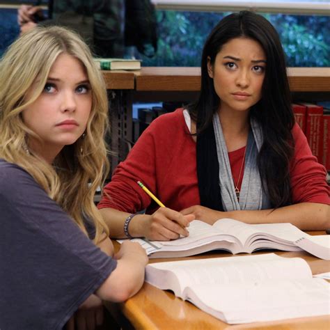 20 suspicious pretty little liars characters teen vogue