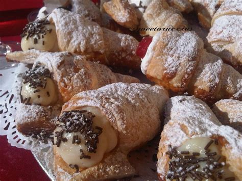 Sfornate i cannoncini cotti, quindi lasciate raffreddare. Cannoncini di Pasta Sfoglia Farciti Ricetta Dolce
