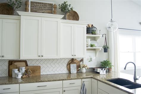 Explore our large selection of kitchen decor ideas, kitchen accessories & decorations and add some style and color to your kitchen. Spring Kitchen Decor | Easy Ways to Beautify Your Kitchen ...