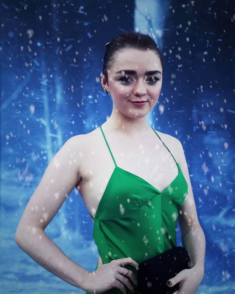 Best Of Maisie On Twitter Maisie Williams Posing At The Game Of