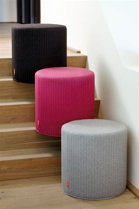 Monter en vegglampe over sengen eller sofaen for å få lys der det kan være vanskelig å få plass til en stor lampe på gulvet eller i taket. Buzzi Cube / Spot | SenabEikeland