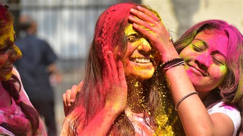 What Is Holi What To Know About The Hindu Festival Of Colors Teen Vogue