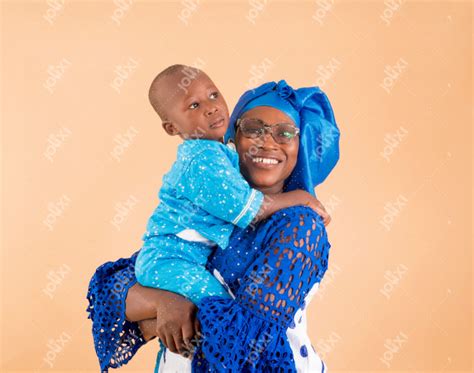Une Maman Africaine Heureuse Serrant Son Enfant Dans Ses Bras Sur Un